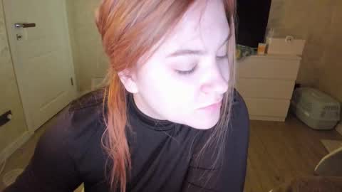 Snapshot of appleyummybuns chatting on March 7, 3:47 am appleyummybuns online show from March 7, 3:47 am