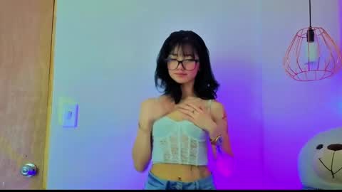 Snapshot of april_bennett chatting on May 27, 12:02 pm online show from May 27, 12:02 pm