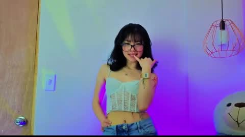 Snapshot of april_bennett chatting on June 4, 12:00 pm online show from June 4, 12:00 pm