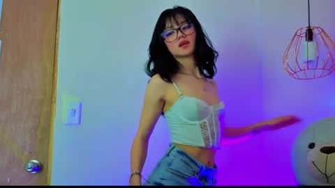 Snapshot of april_bennett chatting on June 18, 1:26 pm online show from June 18, 1:26 pm