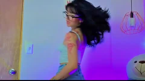 Snapshot of april_bennett chatting on July 2, 12:11 pm online show from July 2, 12:11 pm