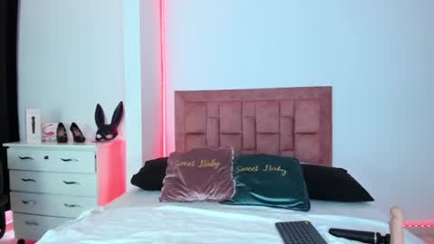 Snapshot of april_collinsxx chatting on July 6, 8:11 pm april collinsxx online show from July 6, 8:11 pm
