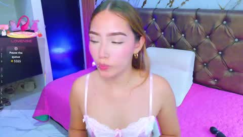 Snapshot of april_daddyssgirl chatting on June 5, 8:36 pm APRIL online show from June 5, 8:36 pm