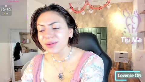 Snapshot of april_dumont chatting on October 24, 12:34 pm April online show from October 24, 12:34 pm