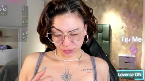 Snapshot of april_dumont chatting on November 5, 11:54 am April online show from November 5, 11:54 am