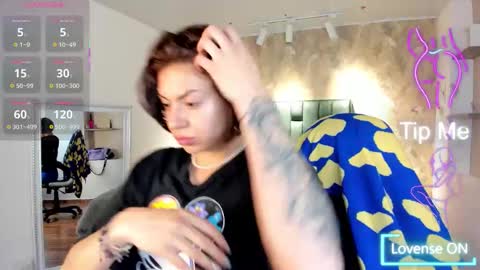 Snapshot of april_dumont chatting on November 10, 11:31 am April online show from November 10, 11:31 am