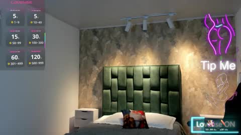 Snapshot of april_dumont chatting on November 13, 12:15 pm April online show from November 13, 12:15 pm