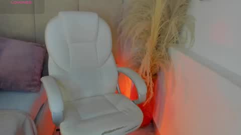 Snapshot of april_ebony18_ chatting on May 28, 10:34 am April online show from May 28, 10:34 am