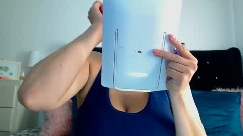 Snapshot of april_harrys chatting on March 5, 2:45 pm April online show from March 5, 2:45 pm