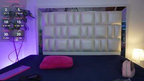 Snapshot of aradia_01 chatting on December 11, 4:18 am online show from December 11, 4:18 am