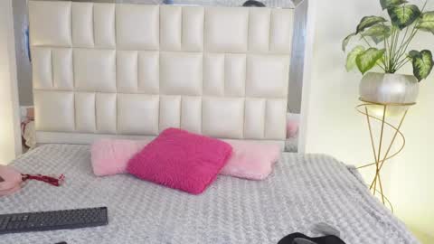 Snapshot of aradia_01 chatting on February 4, 4:48 am online show from February 4, 4:48 am