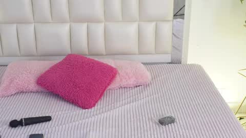 Snapshot of aradia_01 chatting on February 12, 8:27 am online show from February 12, 8:27 am