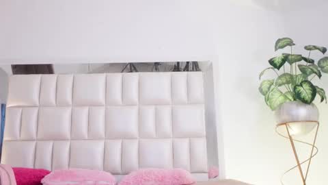 Snapshot of aradia_01 chatting on February 26, 8:04 am online show from February 26, 8:04 am