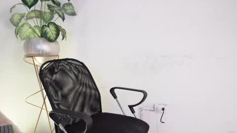 Snapshot of aradia_01 chatting on February 27, 7:44 am online show from February 27, 7:44 am