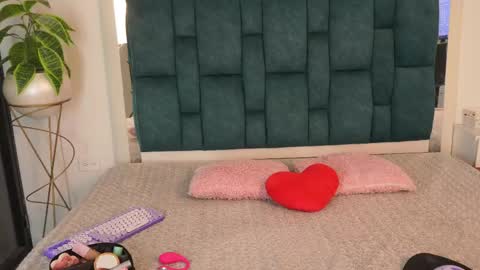 Snapshot of aradia_01 chatting on May 12, 11:57 pm online show from May 12, 11:57 pm