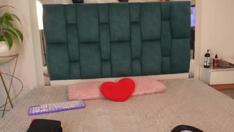 Snapshot of aradia_01 chatting on May 16, 6:43 am online show from May 16, 6:43 am