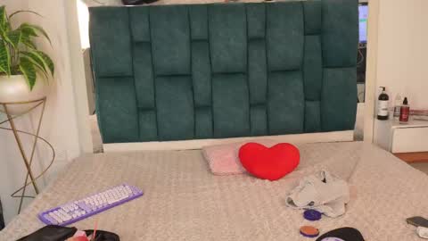 Snapshot of aradia_01 chatting on May 20, 1:23 am online show from May 20, 1:23 am