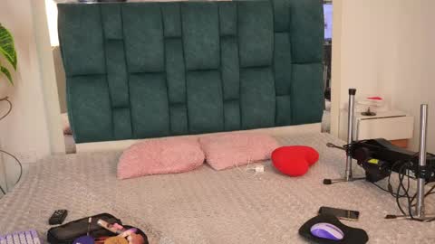 Snapshot of aradia_01 chatting on June 6, 2:05 am online show from June 6, 2:05 am
