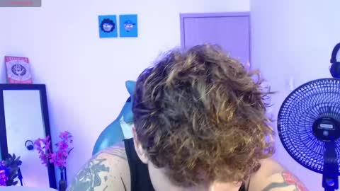 Snapshot of ares_blue chatting on May 5, 11:29 am ares blue online show from May 5, 11:29 am