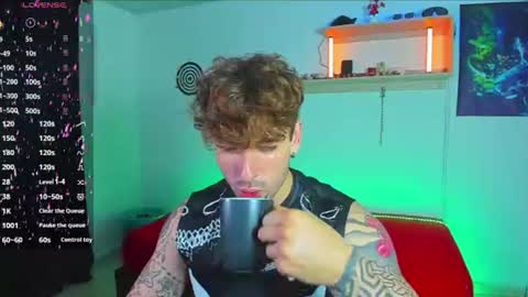 Snapshot of ares_blue chatting on June 15, 11:12 am ares blue online show from June 15, 11:12 am