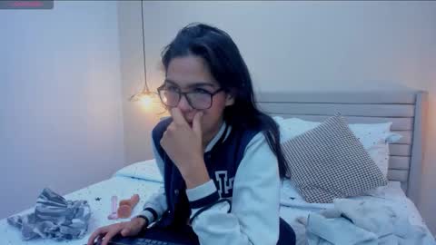 Snapshot of ari_cooper_ chatting on December 2, 12:43 pm Ara online show from December 2, 12:43 pm