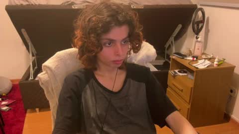 Snapshot of ari_dom_femboy chatting on July 5, 10:28 pm Ari online show from July 5, 10:28 pm