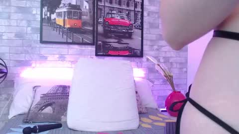 Snapshot of ari_james chatting on December 4, 10:51 pm Ahri James online show from December 4, 10:51 pm