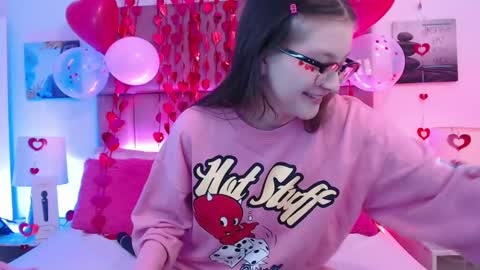 Snapshot of ari_james chatting on February 14, 4:09 pm Ahri James online show from February 14, 4:09 pm