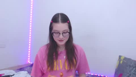 Snapshot of ari_james chatting on September 18, 11:18 pm Ahri James online show from September 18, 11:18 pm