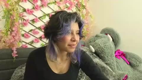 Snapshot of aria_silk chatting on June 25, 10:47 pm aria_silk online show from June 25, 10:47 pm
