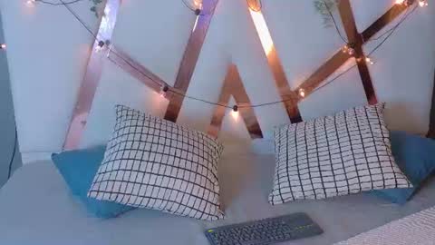 Snapshot of ariabennett__ chatting on July 8, 2:49 am A R I A B E N E T T online show from July 8, 2:49 am