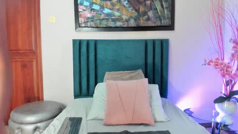 AriadnaHolt online show from November 9, 2:15 pm