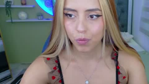 Snapshot of ariah_cute chatting on June 17, 7:59 pm ariah_cute online show from June 17, 7:59 pm