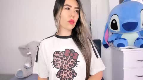Snapshot of ariana_belucci chatting on May 24, 6:13 pm Ariana online show from May 24, 6:13 pm