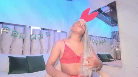 ariana_grande233 online show from June 26, 11:47 am