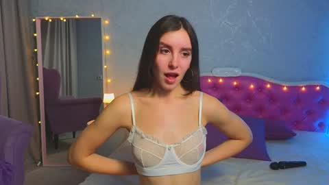 Snapshot of ariana_petite chatting on January 22, 2:04 am Ariana online show from January 22, 2:04 am