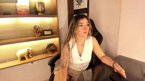 Snapshot of ariana_villada chatting on March 9, 3:54 am Ari online show from March 9, 3:54 am