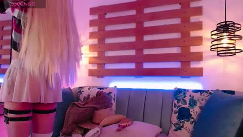 Ari  online show from October 4, 1:42 pm