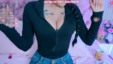 Snapshot of arianawest_ chatting on May 13, 1:19 pm arianawest_ online show from May 13, 1:19 pm