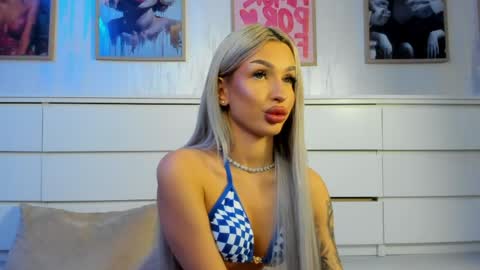 Snapshot of ariannaxo_ chatting on May 10, 7:02 am Arianna online show from May 10, 7:02 am