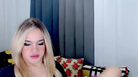 Snapshot of arianne_xoxo777 chatting on March 5, 12:00 pm ARIANNE CUMS online show from March 5, 12:00 pm