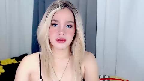 Snapshot of arianne_xoxo777 chatting on March 7, 8:23 am ARIANNE CUMS online show from March 7, 8:23 am