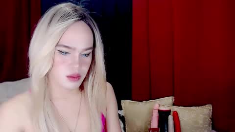 Snapshot of arianne_xoxo777 chatting on October 25, 8:33 am ARIANNE CUMS online show from October 25, 8:33 am