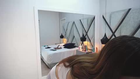 ariawillss online show from December 18, 12:44 pm