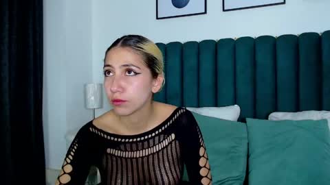 Snapshot of aribunnie chatting on April 18, 5:00 am Ari Bunnie online show from April 18, 5:00 am
