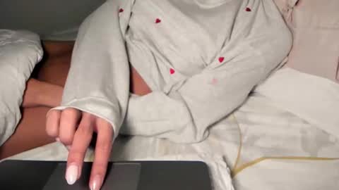 Snapshot of ariia1_ chatting on February 15, 5:37 am Aria online show from February 15, 5:37 am