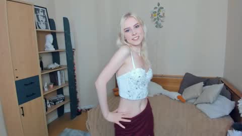 Snapshot of arlavitullo chatting on June 1, 9:11 am Emily online show from June 1, 9:11 am
