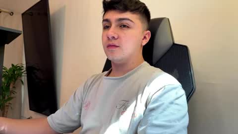 Snapshot of aron__cooper chatting on May 9, 2:33 pm aron__cooper online show from May 9, 2:33 pm