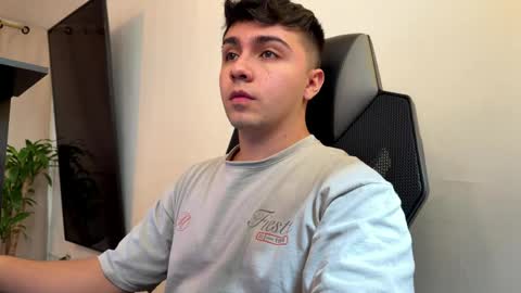 Snapshot of aron__cooper chatting on May 22, 2:22 pm aron__cooper online show from May 22, 2:22 pm