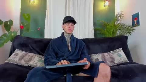Snapshot of aron_ford chatting on June 9, 12:11 am Aron ford online show from June 9, 12:11 am